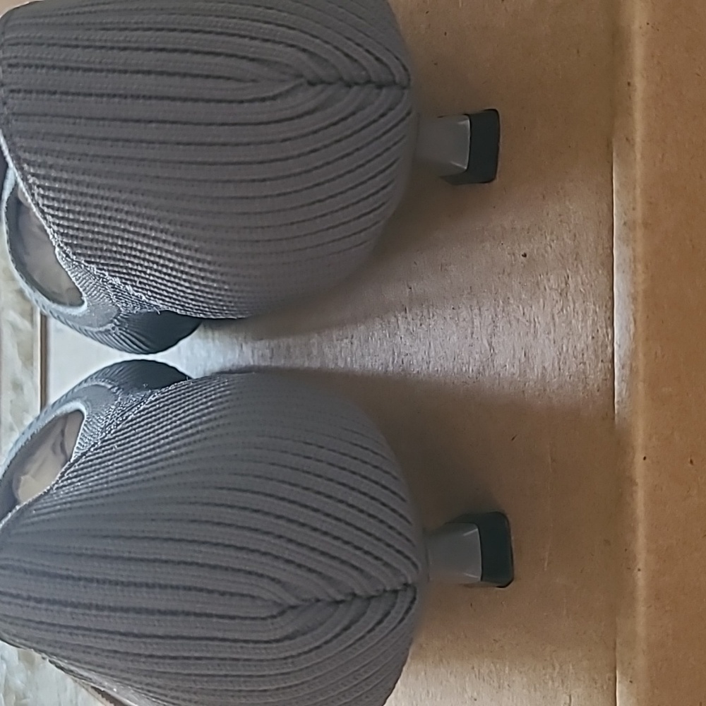 Elegant Gray Women's Flats - Picture 5 of 6